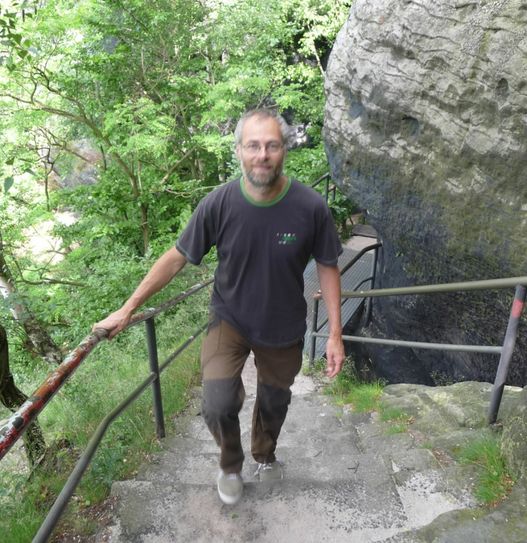 Tomas Salov von der Nationalparkverwaltung Böhmische Schweiz beim Aufstieg auf den Lilienstein, probehalber.  Foto. Fiedler