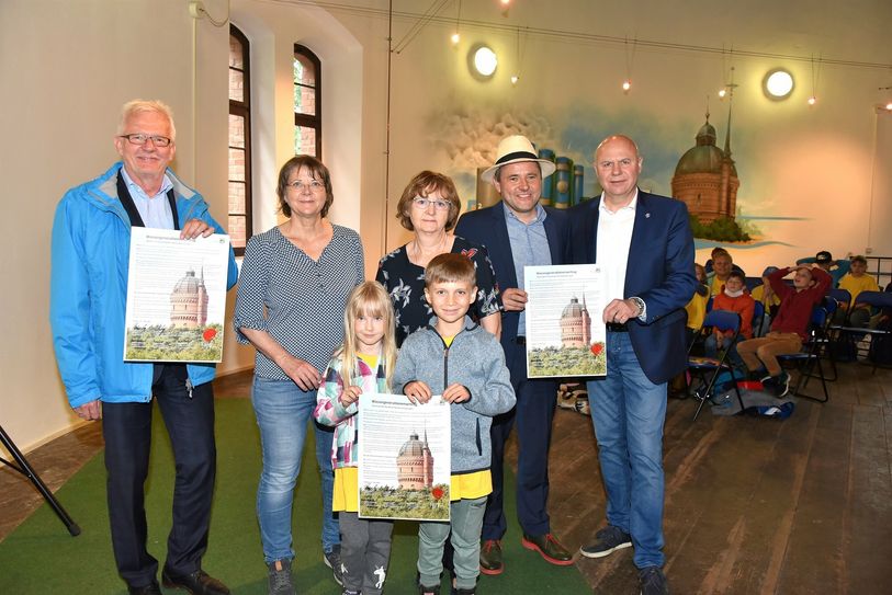 V.l.: Gemeinsam haben sie den neuen Wassergenerationenvertrag unterzeichnet: LWG-Geschäftsführer Jens Meier-Klodt, Klassenlehrerin Kerstin Kießling, Rosalie Luderer, Rektorin Gabriele Wickmann, Mats Kähler, LWG-Geschäftsführer Marten Eger und Umweltdezernent Thomas Bergner.
