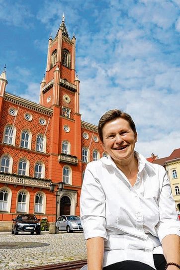 Rückkehrerin Claudia Prall vor dem Kamenzer Rathaus in ihrer neuen alten Heimat. Foto: pm