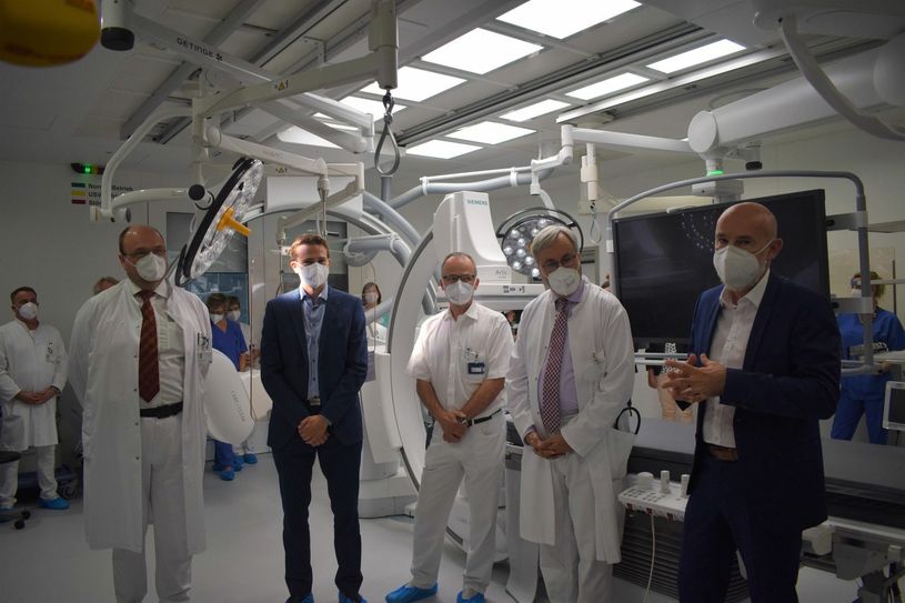 Dr. med. Dirk Große Meininghaus, Chefarzt der Rhythmologie der kardiologischen Klinik am CTK, Dr. Markus Niggemann, Dr. Thomas Schulz, Chefarzt der Radiologie, Dr. med. Wolfgang Bocksch, Chefarzt der Kardiologie und Dr. med. Götz Brodermann, Geschäftsführer des CTK bei der Einweihung der neuen Hybrid-OPs. Foto: asl