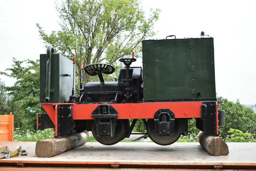 Diese kleine Lok kauft die Stadt einem Schweizer Bahnverein ab.