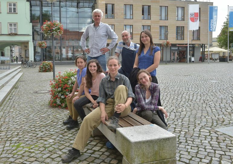 Jens-Erwin Siemssen (h.stehend) mit einem Teil seines Theaterensembles weilt zu den Recherchearbeiten in der Lausitz. Foto: Peter Aswendt
