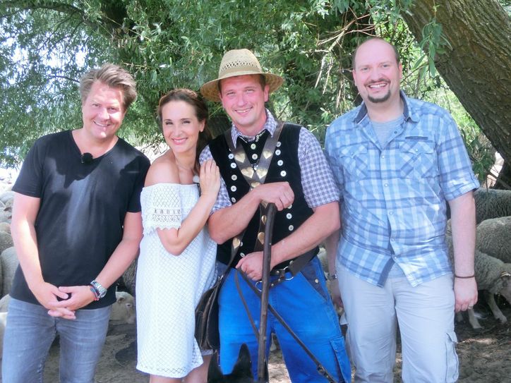 Lars-Christian Karde, Sarah von Neuburg, Schäfer Axel Weinhold, Holger Mucke vom Sprungbrett e.V. (v.l.) während einer Drehpause an der Elbe.  Fotos: PR, Sprungbrett