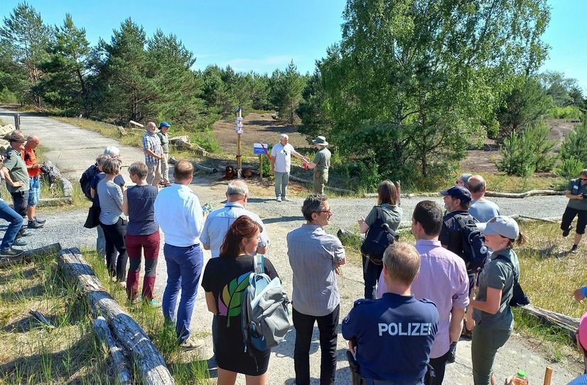 Dr. Andreas Meißner, Geschäftsführer der Stiftung Naturlandschaften Brandenburg und Amtsdirektor Bernd Boschan, Amt Lieberose/Oberspreewald weihten den Lieberoser Sternenpfad als neues Naturerlebnisangebot ein.