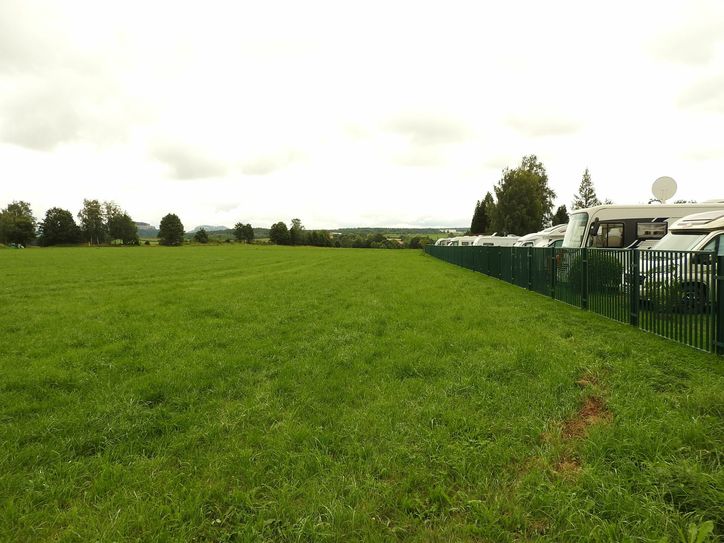 Der Camping-Stellplatz in Struppen soll von 40 auf 138 Plätze erweitert werden. Dafür soll die angrenzende Grünfläche Richtung Nordosten genutzt werden. Foto: R. Rink