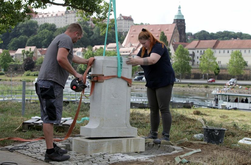 Beim Aufstellen ist Präzision gefragt, die beide Handwerker aber spielerisch beherrschen.