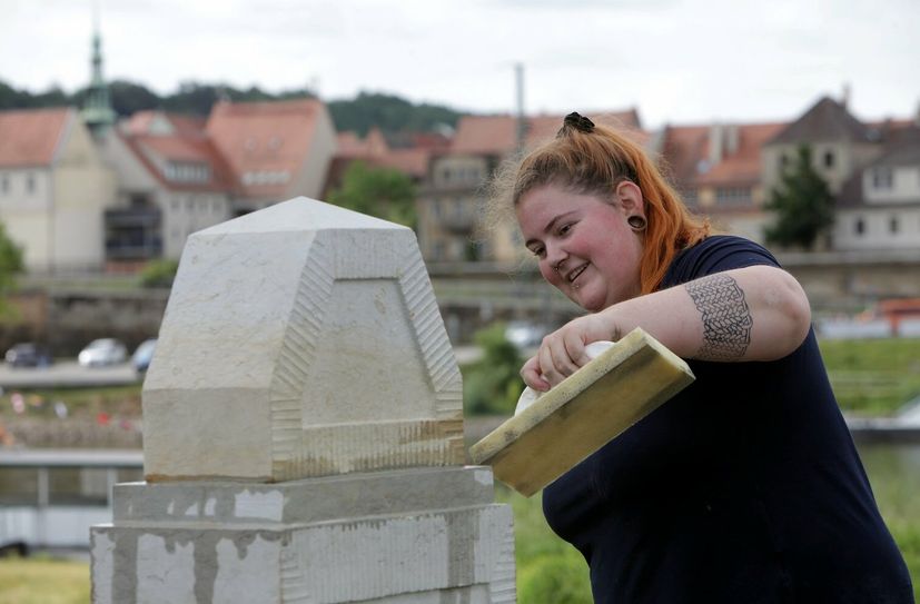 Steinbildhauerin Maria Kaiser vollendet den Copitzer Viertelmeilenstein.