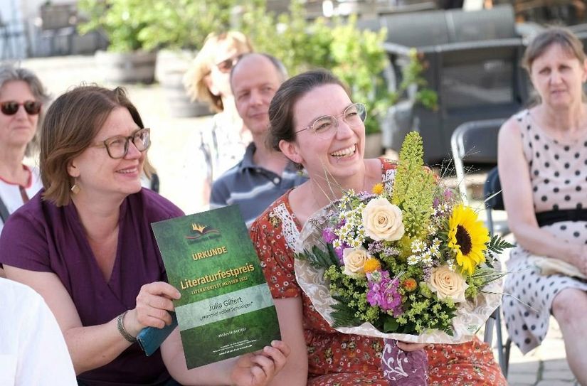Julia Gilfert erhält den Literaturfestpreis 2022.