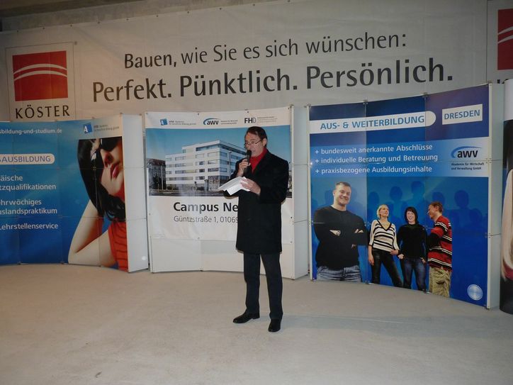 Günter Kahle, Geschäftsführer von AWV, AFBB und der FHD und damit Bauherr des neuen Bildungscampus am Straßburger Platz bei seiner Rede anlässlich des Richtfestes. Foto: Medienkontor
