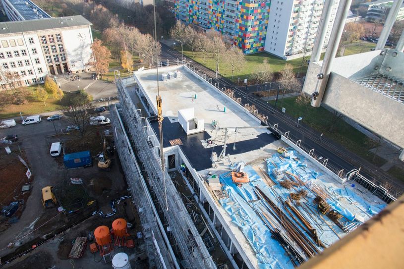 Der Neubau des neuen gemeinsamen Bildungscampus von FHD, AWV und AFBB am Straßburger Platz aus der Kranperspektive. Foto: AFBB