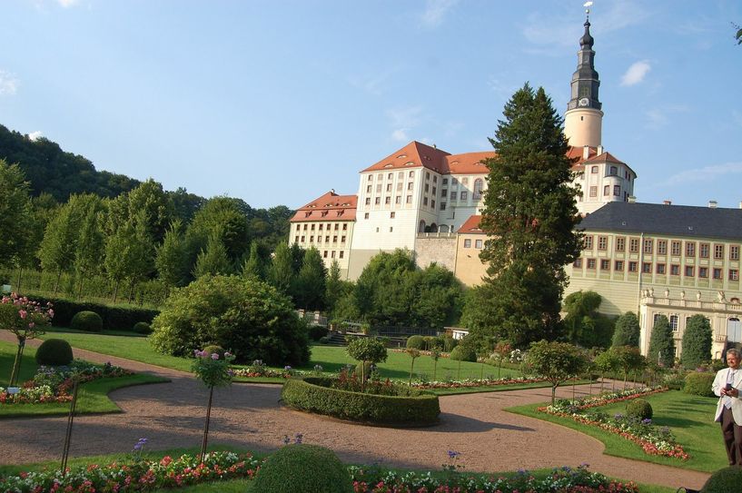 Schloss und Park Weesenstein in Sommerpracht.