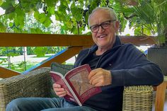 Peter Becker aus Raddusch mit seinem neuen Buch »Spreewaldbahnen«. Foto: Becker