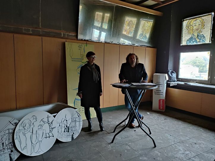 Bauamtsleiterin Dorit Baumeister und Oberbürgermeister Torsten Pötzsch erklärten bei einem Pressetermin im Oktober den aktuellen Stand zum Volkshaus. Foto: Keil