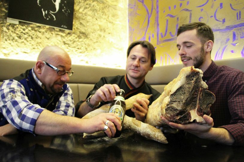 Spezialisten unter sich (v.l.): Bier-Sommelier Jens Nebel, Brot-Sommelier Tino Gierig und Fleisch-Sommelier Philipp Winters im Kastenmeiers. Foto: Schramm