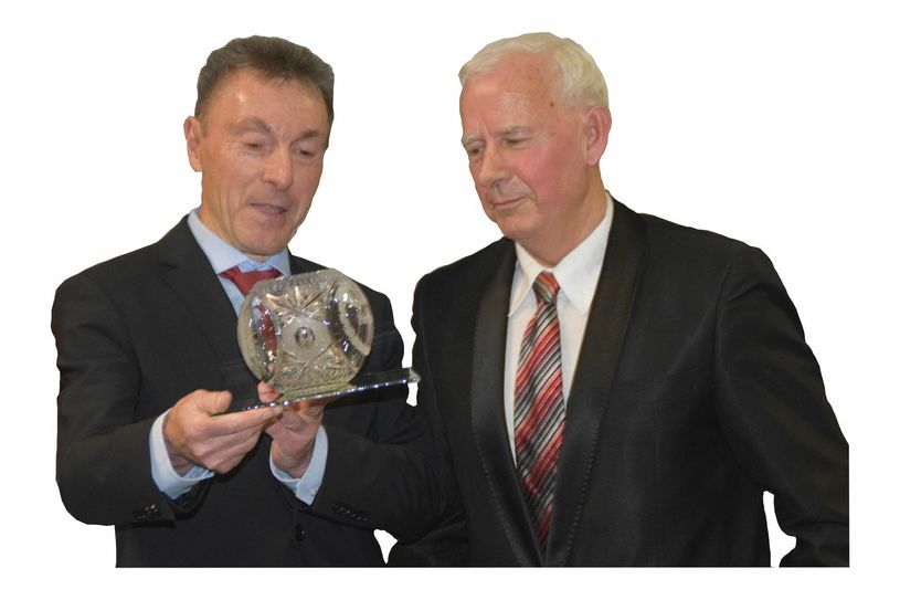 Siegfried Kirschen zeichnete 2016 Ekkehard Zeidler (r.) mit dem »Kristall-Fußball«, der höchsten Auszeichnung des FLB, aus. Der Geehrte war unter anderem als langjähriger Trainer im Männer- und Nachwuchsbereich sowie in der Qualifizierung aktiv, eine ehrenamtliche Aufgabe, der er im Fußballkreis Niederlausitz noch immer nachgeht. Foto: swk