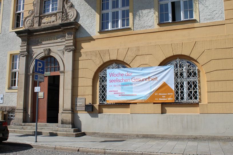 Eines davon hängt am Rathaus. Foto: Keil