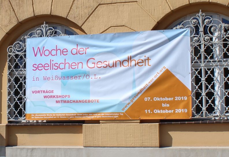 Mit großen Bannern wird in Weißwasser auf die Woche der seelischen Gesundheit hingewiesen. Foto: Keil