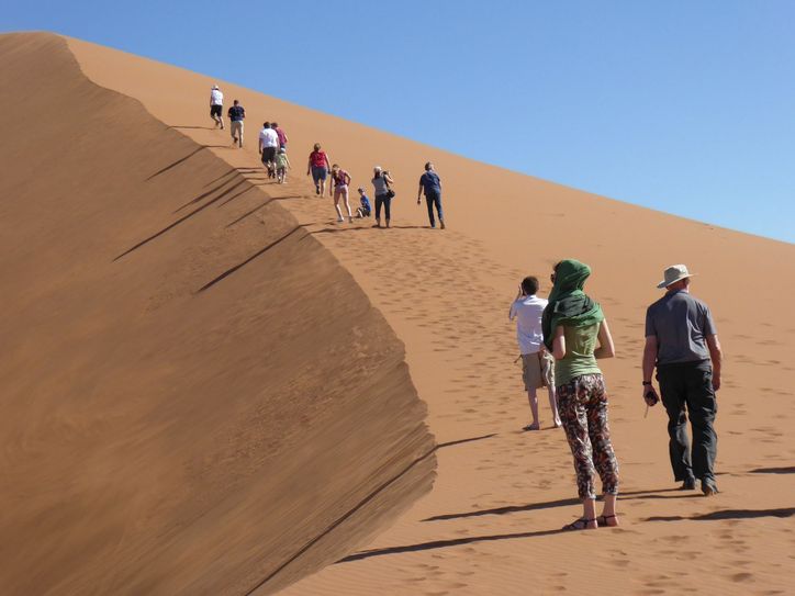 Das Riesaer Bläserensemble sammelt weitere Auslandserlebnisse. Bei einer Konzertreise nach Namibia erleben sie auch die Facetten des Landes. Foto: Privat, Laue