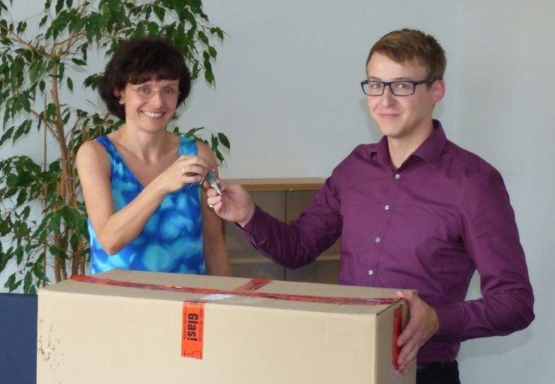 Katrin Bartsch, Geschäftsführerin der Stadtwerke Weißwasser GmbH, und Michael Schulz, Geschäftsführer Wirtschaftsinitiative Lausitz, bei der Schlüsselübergabe.  Foto: WiL