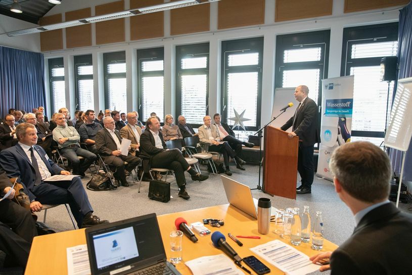 Zu einem Wasserstoff-Workshop trafen sich wichtige Vertreter der Wasserstoffbranche jetzt in Lübben. Bürgermeister Lars Kolan begrüßt hier die Teilnehmer. Foto: Christina Gaudlitz
