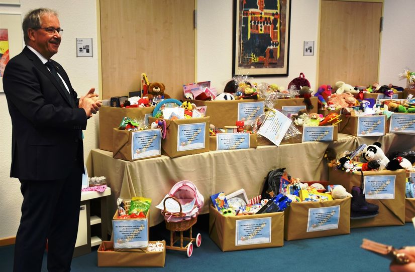 Landrat Harald Altekrüger mit den für die Tafelkinder gesammelten Geschenken.