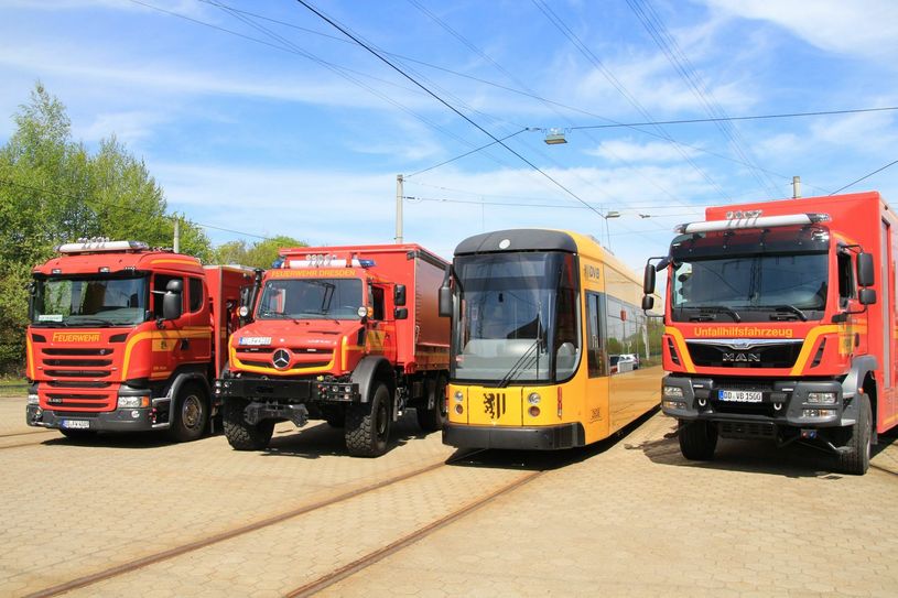 Die neuen Spezialfahrzeuge (und eine Straßenbahn). Fotos: Schramm
