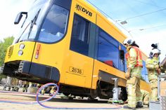 Kameraden der Dresdner Feuerwehr demonstrieren, wie die Bahn mittels Verschiebezylinder angehoben werden kann. Im realen Einsatz sind die Bedingungen ringsum meistens schwieriger.