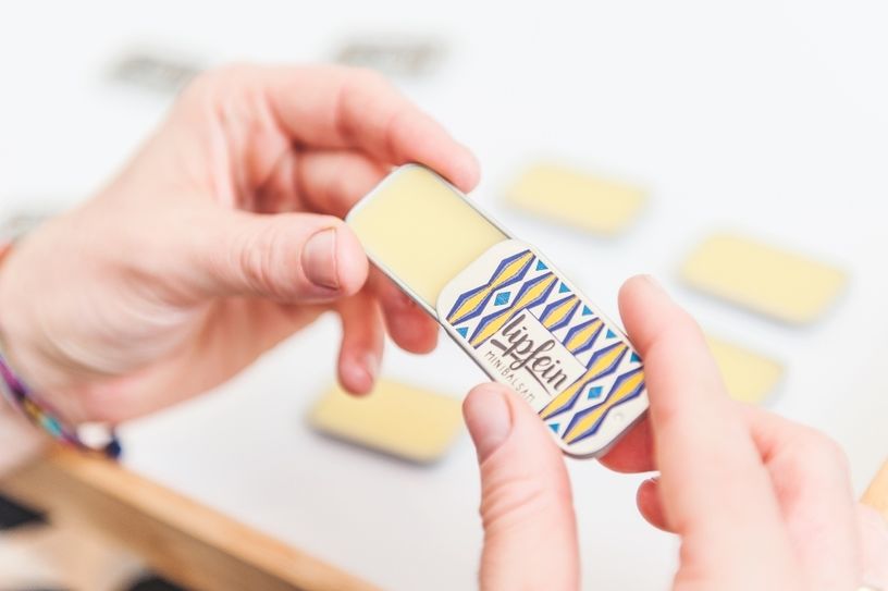 Vom ersten gelungenen Versuch bis heute sind noch nicht einmal zwei Jahre vergangen. Ihre »lipfein«-Produkte erfreuen inzwischen eine wachsende Käuferschar. Die 30-Jährige verkauft ihre vegane Lippenpflege auf Messen und Märkten. Fotos: privat