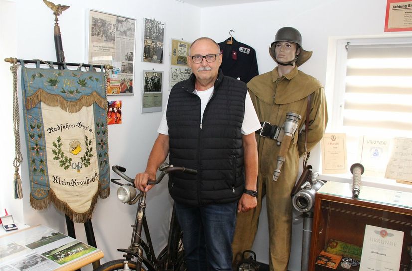 Norbert Zach in seinem Dorfmuseum in Kleinkrausnik Nr. 5. Im Ort gab es auch einmal einen Radfahrer-Verein, wie das Vereinsbanner und weitere Zeitdokumente dokumentieren.