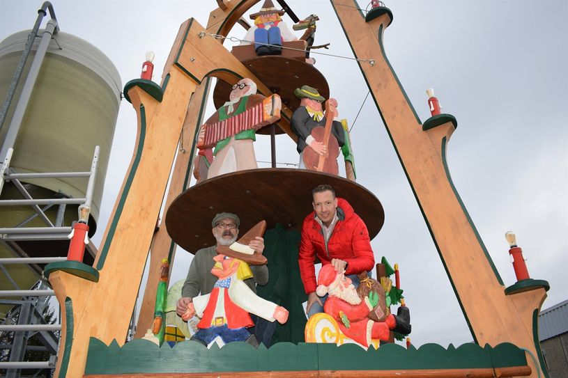 Die beiden Hauptinitiatoren stehen in der Pyramide. Das Ausmaß der Größe ist hier besser zu erkennen.