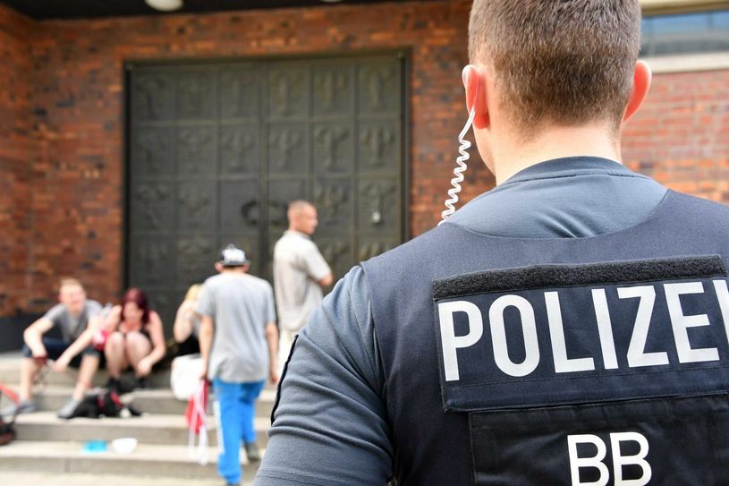 Als Folge auf gewalttätige Zwischenfälle führte die Polizei kürzlich eine Kontrollaktion am Stadthallenvorplatz sowie im Umfeld durch. Die Sicherheitslage soll nun durch ein Alkoholverbot besser werden. Foto: Michael Helbig