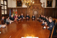 Der Görlitzer Oberbürgermeister Octavian Ursu und Wehrleiter Uwe Restetzki kamen vergangene Woche im Görlitzer Rathaus mit den Wehrleitern und Bürgermeistern der Gemeinden Kodersdorf, Markersdorf, Neißeaue, Niesky, Ostritz und Schöpstal zusammen, um die Löschhilfevereinbarungen zu unterzeichnen. Foto: T. Keil