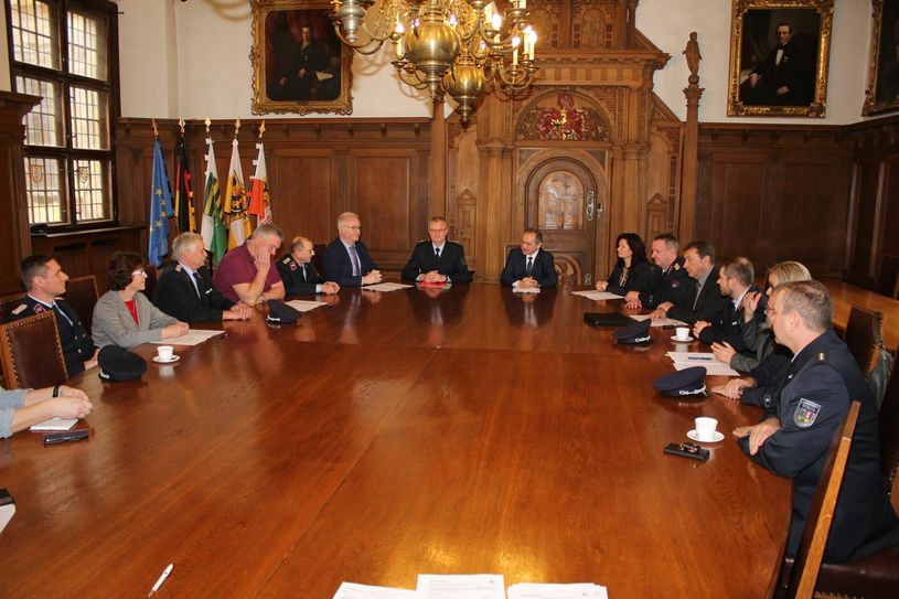 Der Görlitzer Oberbürgermeister Octavian Ursu und Wehrleiter Uwe Restetzki kamen vergangene Woche im Görlitzer Rathaus mit den Wehrleitern und Bürgermeistern der Gemeinden Kodersdorf, Markersdorf, Neißeaue, Niesky, Ostritz und Schöpstal zusammen, um die Löschhilfevereinbarungen zu unterzeichnen. Foto: T. Keil