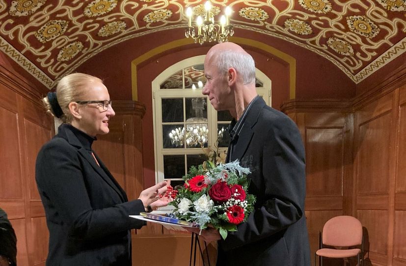 Bernd Pittkunings empfängt die Glückwünsche des OB aus Cottbus von der Beauftragen für sorbische/wendische Angelegenheiten, Anna Kossatz-Kosel.