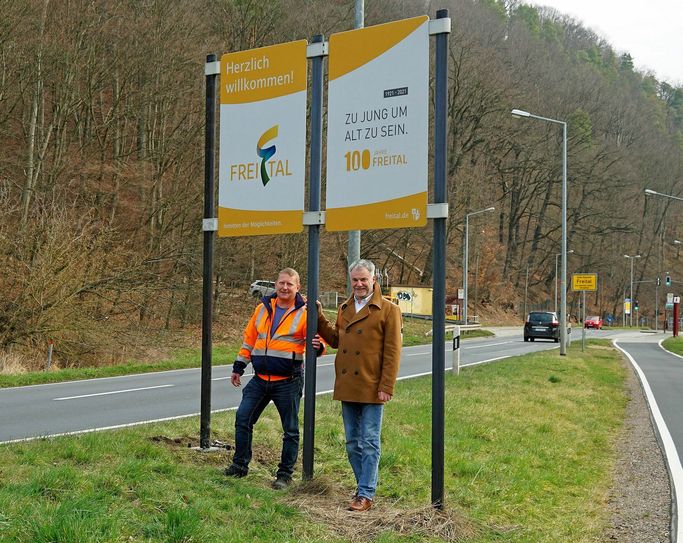 Oberbürgermeister Uwe Rumberg (r.) und Bauhofleiter Jens Straube an den zwei neuen Tafeln am Ortseingang aus Richtung Tharandt. Foto: Stadt Freital