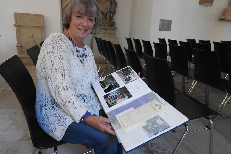 Dr. Doris Schubert mit dem Gästebuch der letzten 15 Jahre.   Foto: Wo