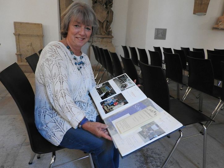 Dr. Doris Schubert mit dem Gästebuch der letzten 15 Jahre.   Foto: Wo