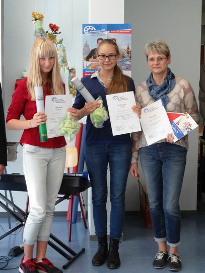 Den ersten Platz beim Regionalausscheid in Kamenz belegten Elisa-Sophie und Lara aus Radebeul, hier mit Lehrerin Olga Rossow.