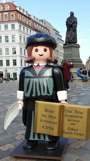 Das Luther-Denkmal erwacht am 31. Oktober zum Leben: Beate Damm, Schulpfarrerin am Kreuzgymnasium, wird während des Festes Reformator „interviewen“. Jan Deicke erzählt wahre und erfundene Geschichten über Luther, Moderator Stephan Bischof spricht mit Bischof Michael Dube aus Simbabwe sowie Jugendlichen aus Tansania, Indien und Papua-Neuguinea über Reformation.              Foto: Pönisch