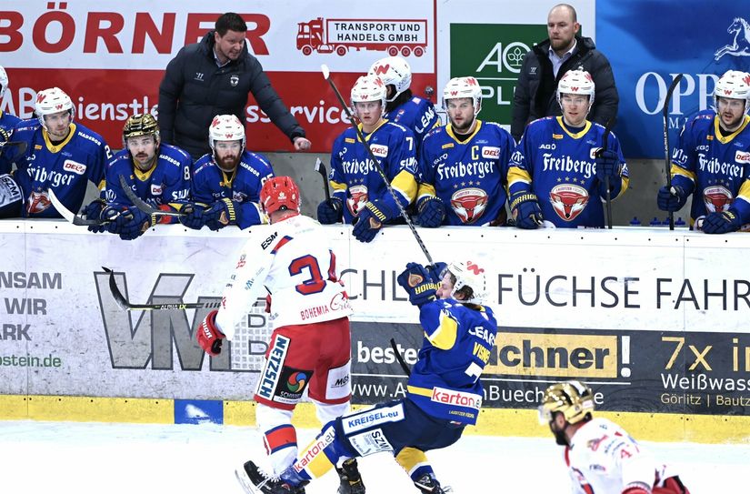 Chef-Trainer Petteri Väkiparta (3.v.li.) bleibt den Füchsen treu.