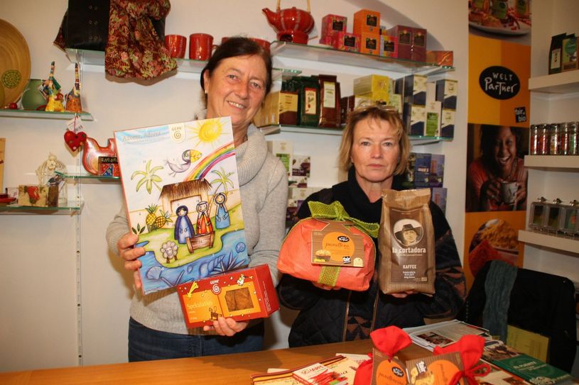 Der „Weltladen“ wird ehrenamtlich geführt. Gabi Nickschick (li.) und Eva Bischoff gehören zur Eine-Welt-Gruppe Bad Liebenwerda.                                  Foto: H. Lübeck
