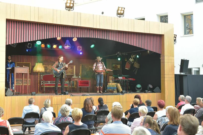Jan Schönberg (li.) und Mirko Warnatz tragen den musikalischen Zweikampf aus, wenn es heißt »Country Crash« (27. November). Foto: Peter Aswendt