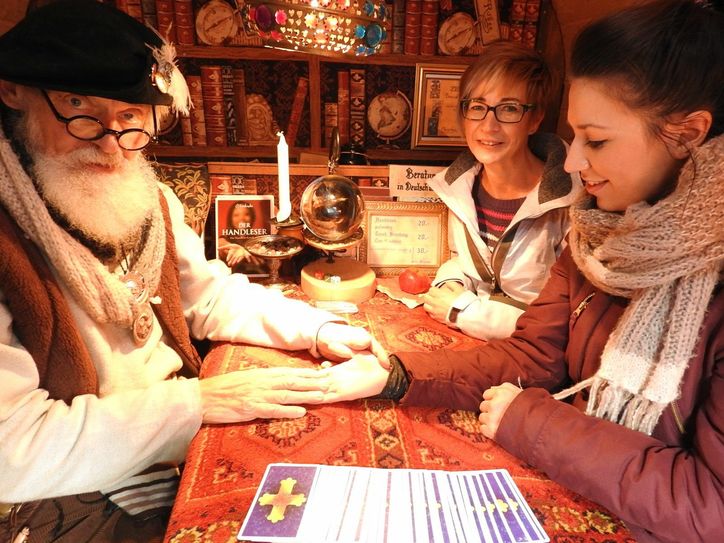 El Fantadu ist derzeit täglich auf dem Historischen Weihnachtsmarkt im Stallhof Dresden anzutreffen. Der Andrang und die Neugier seiner Kunden sei in Dresden besonders groß, so Bernd G. Kreuzer. Foto: Pönisch