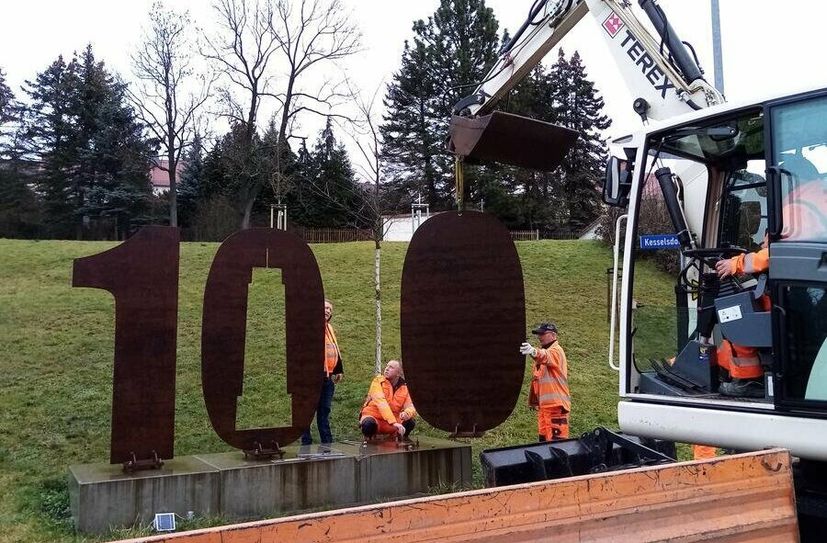 Der städtische Bauhof montiert die »0« von der »100« in Wurgwitz ab.