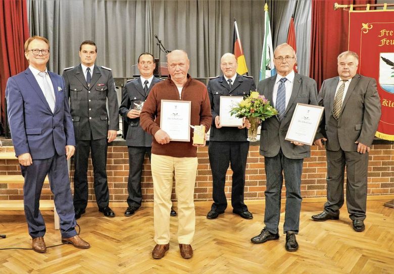Gottfried Richter (l.) und Amtsausschussvorsitzender Frank Tischer (r.) mit den Silberelster Preisträgern Detlef Voigt (Mitte) Robert Peschmann und Michael Schadock von der Freiwilligen Feuerwehr Göllnitz (v.l.) sowie Reinhard Erbe (2. von rechts) als Vorsitzender des Kleintierzüchtervereins »FrühAuf«.   Foto:cjw