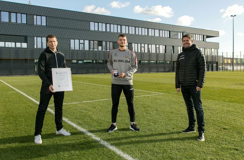 v.li.: DFB-U19-Nationaltrainer Guido Streichsbier, Abwehrtalent Kevin Ehlers und Dynamos Sportgeschäftsführer Ralf Becker. Fotos: SG Dynamo Dresden / Steffen Kuttner