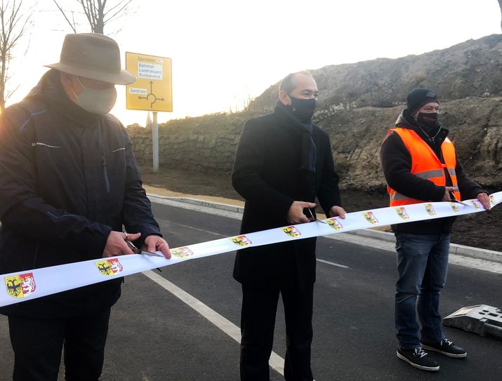 Bauamtsleiter Torsten Tschage, Oberbürgermeister Octavian Ursu der Bauleiter der Strabag AG, und Torsten Münzberg, bei der Eröffnung der Bahnhofstraße. Foto: Stadt Görlitz