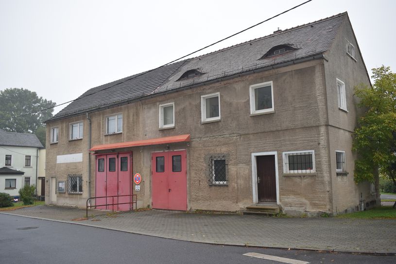 Der ehemalige Feuerwehrstandort im Bischofswerdaer Ortsteil Großdrebnitz steht zum Verkauf.