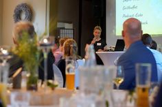 Melanie Kossatz spricht zu den Gästen.