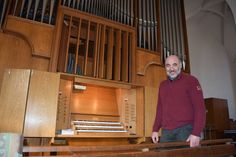Kantor Johannes Leue vor der Eule-Orgel in der Johanneskirche. Das Instrument soll saniert werden.